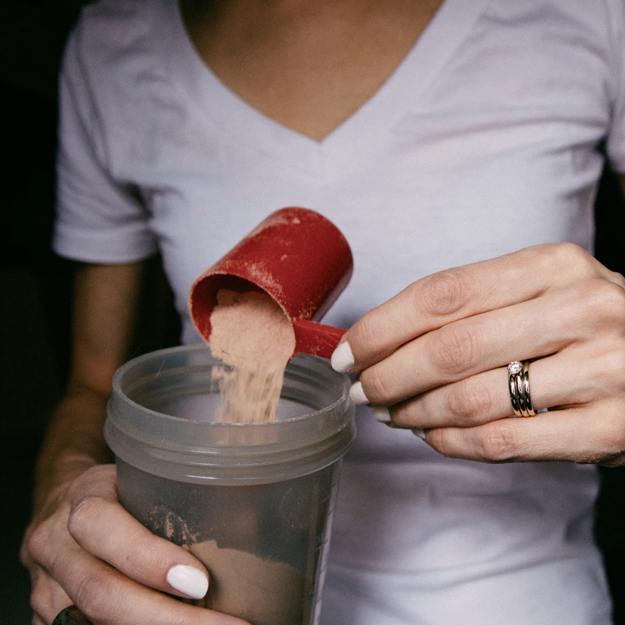 adding protein powder to breakfast smoothie