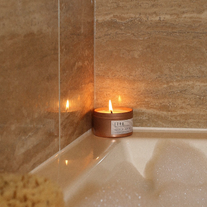 sealuxe soy candle on bath tub