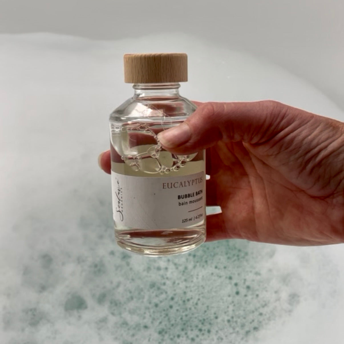 Sealuxe bubble bath product with foamy bubbles