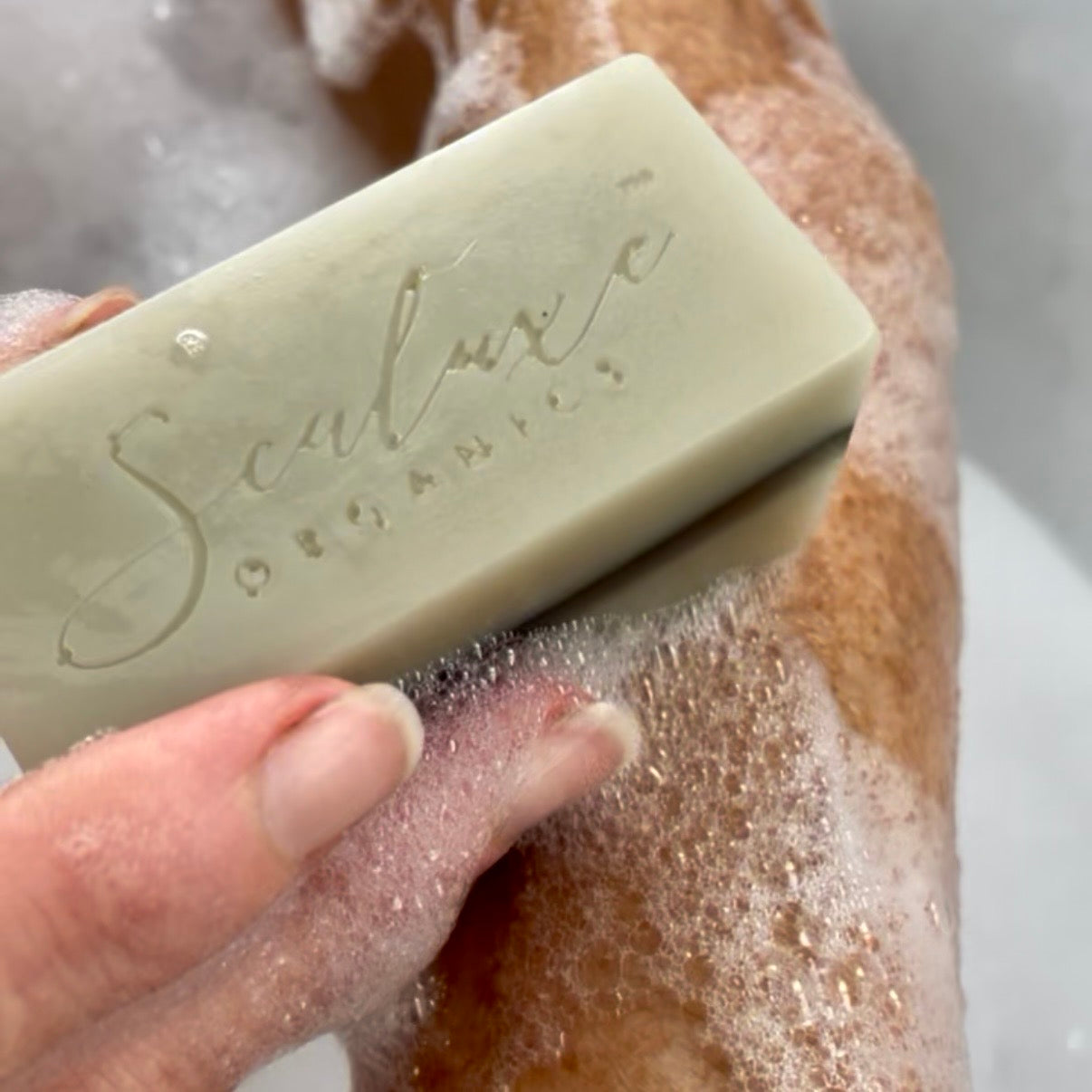 Sealuxe Coastal Breeze bubble bath creating foamy bubbles
